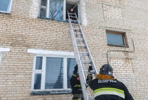 Работники Поставского РОЧС провели тактико-специальные учения в общежитии по ул. Гайдара в Поставах