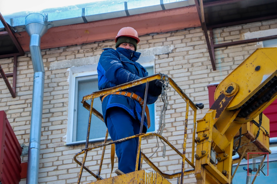 Опасные сосульки на крышах домов ликвидируют работники ЖКХ
