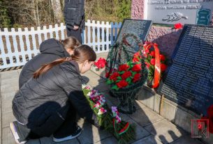 22 марта у памятника на месте сожженной деревни Альцы прошёл митинг и возложение цветов
