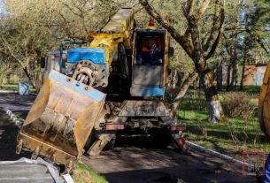 Возле районного Дома культуры работники ДРСУ-132 приступили к демонтажу старых бордюров и асфальтного покрытия