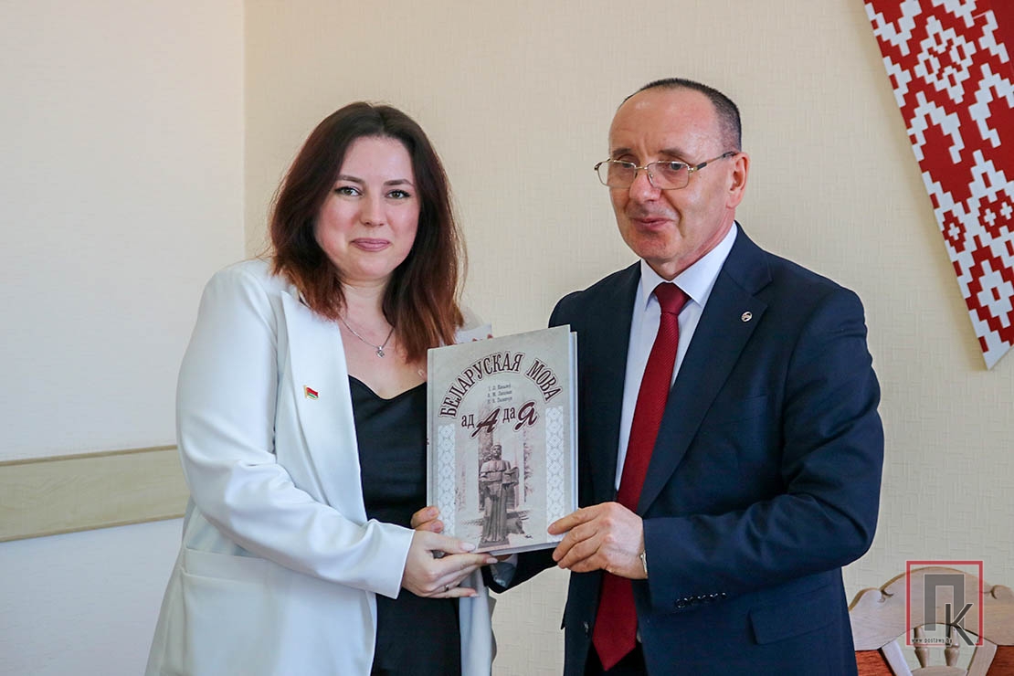 Ігар Капылоў прэзентаваў на Пастаўшчыне сваю новую кнігу «Беларуская мова: ад А да Я»