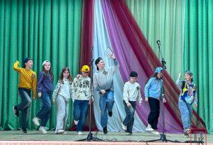 В концертном зале ДШИ им. А.Тизенгауза прошёл районный чемпионат по игре КВН среди школьных команд