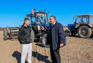 Механизаторы Поставского льнозавода приступили к севу льна-долгунца