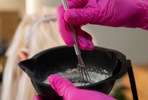 Новые правила для парикмахеров: окрашивание и завивка только после 15-минутной пробы