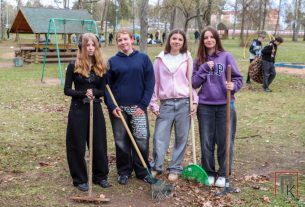 Учащиеся и педагоги СШ №1 навели порядок в парке микрорайона ул. Юбилейной