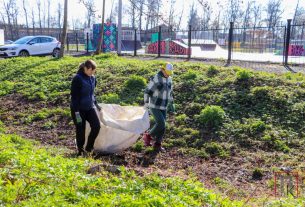 Республиканский субботник в Поставах: вместе для родного края. Работники Поставского райисполкома трудятся возле ФОКа