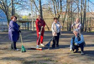Работники культуры убирают танцплощадку в горпарке
