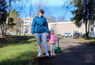 Военнослужащие погранкомендатуры "Поставы" наводят порядок на территориях микрорайона 5-го городка