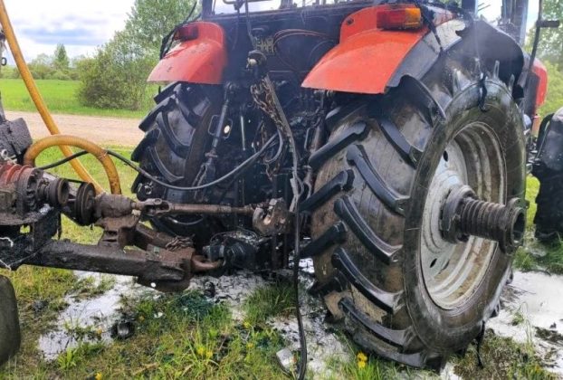 Кабина трактора сгорела в поле Поставского района Кабина трактора сгорела в поле Поставского района