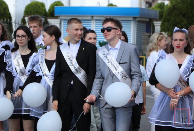 Фоторепортаж: Районный праздник "Последний звонок-2026" в Поставах