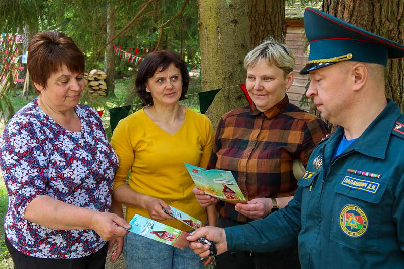 «Зелёный щит» и «Дом без пожара»: спасатели Поставщины борются с сезонной беспечностью