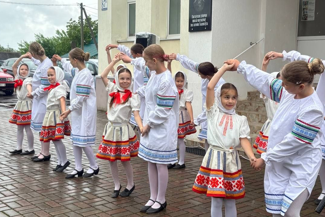 В Поставах открылась уникальная арт-выставка к 87-летию «Груздаўскіх дзядоў»