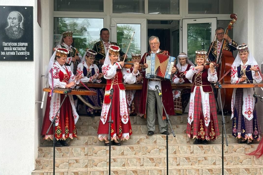 В Поставах открылась уникальная арт-выставка к 87-летию «Груздаўскіх дзядоў»