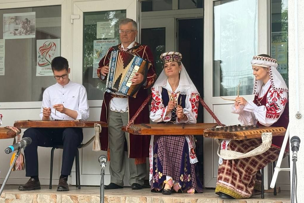 В Поставах открылась уникальная арт-выставка к 87-летию «Груздаўскіх дзядоў»