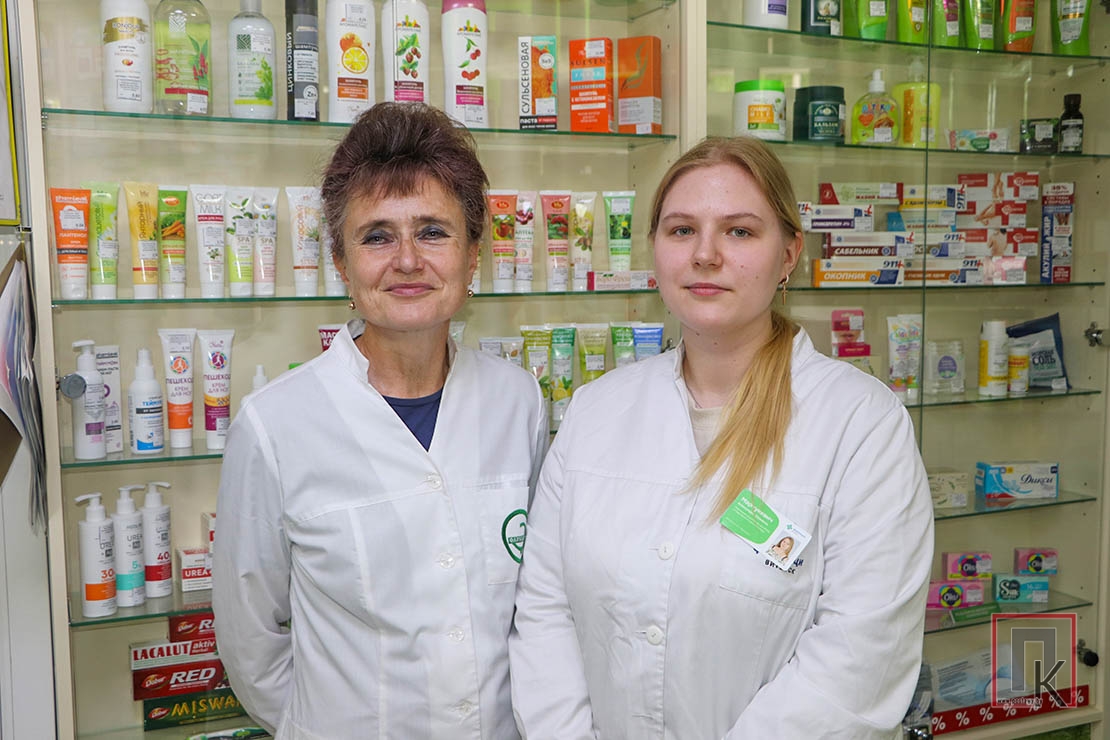 Плечом к плечу у аптечного прилавка работают фармацевты Валентина Громова и Александра Марчукевич
