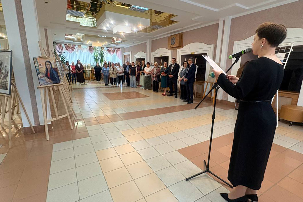 «Жанчына — крыніца натхнення»: у РДК адкрылася выстава работ расійскіх і беларускіх майстроў