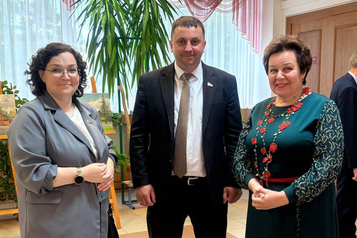 «Жанчына — крыніца натхнення»: у РДК адкрылася выстава работ расійскіх і беларускіх майстроў