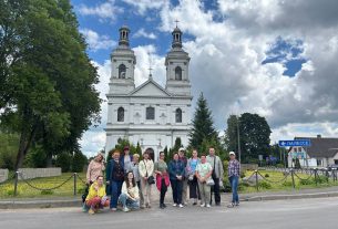 В Поставском районе проходит международная экспедиция художников-пленэристов из РФ