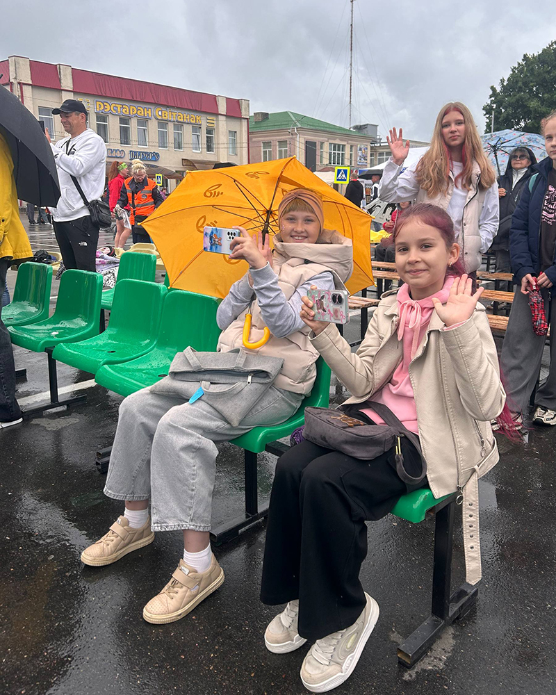 Звёздный десант в Поставах: видеоблогеры Miletta, Ксения Левчик, Улька Пулка и RUF зажгли на пл. Ленина