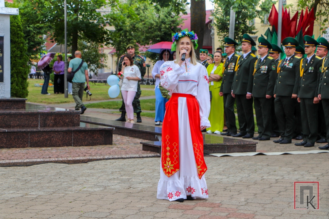 Фоторепортаж: Митинг "Под мирным небом" и возложение к памятнику в Поставах