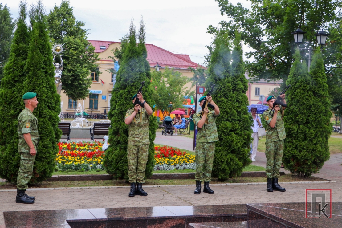Фоторепортаж: Митинг "Под мирным небом" и возложение к памятнику в Поставах