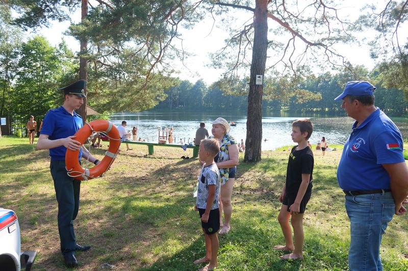 Рейды на пляжах: спасатели Поставщины проверили места массового отдыха