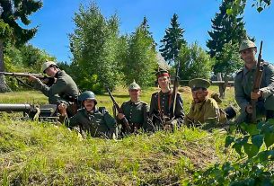 От сборки мебели до стройки: чем заняты подростки Поставского района этим летом?