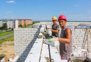 Першым тысячнікам сярод камбайнераў стаў механізатар КБУП «Рассвет Пастаўскі» Сяргей Дварко Першым тысячнікам сярод камбайнераў стаў механізатар КБУП «Рассвет Пастаўскі» Сяргей Дварко