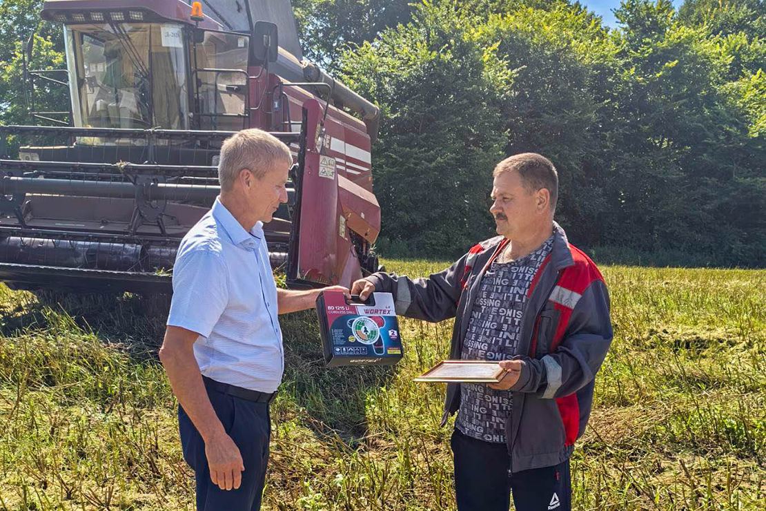 "Спасибо за хлеб!": профсоюзы поблагодарили механизаторов Поставского лесхоза