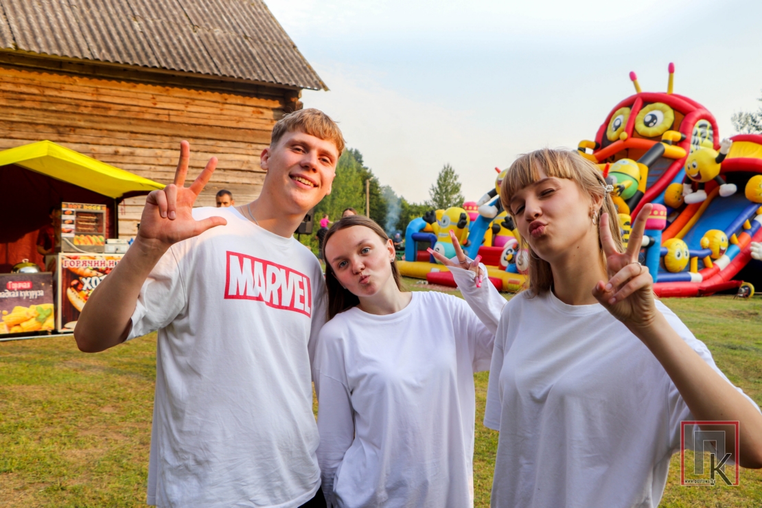 Перазагрузка ў фармаце «ўсё ўключана»: чым уражваў фэст у Манькавічах