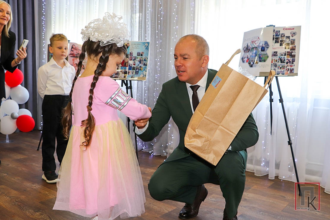 Член Совета Республики Сергей Мелешкин посетил социально-педагогический центр в Поставах