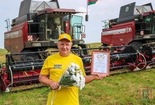 Першым тысячнікам сярод камбайнераў стаў механізатар КБУП «Рассвет Пастаўскі» Сяргей Дварко