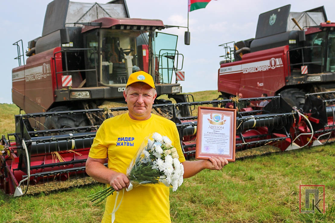 Першым тысячнікам сярод камбайнераў стаў механізатар КБУП «Рассвет Пастаўскі» Сяргей Дварко