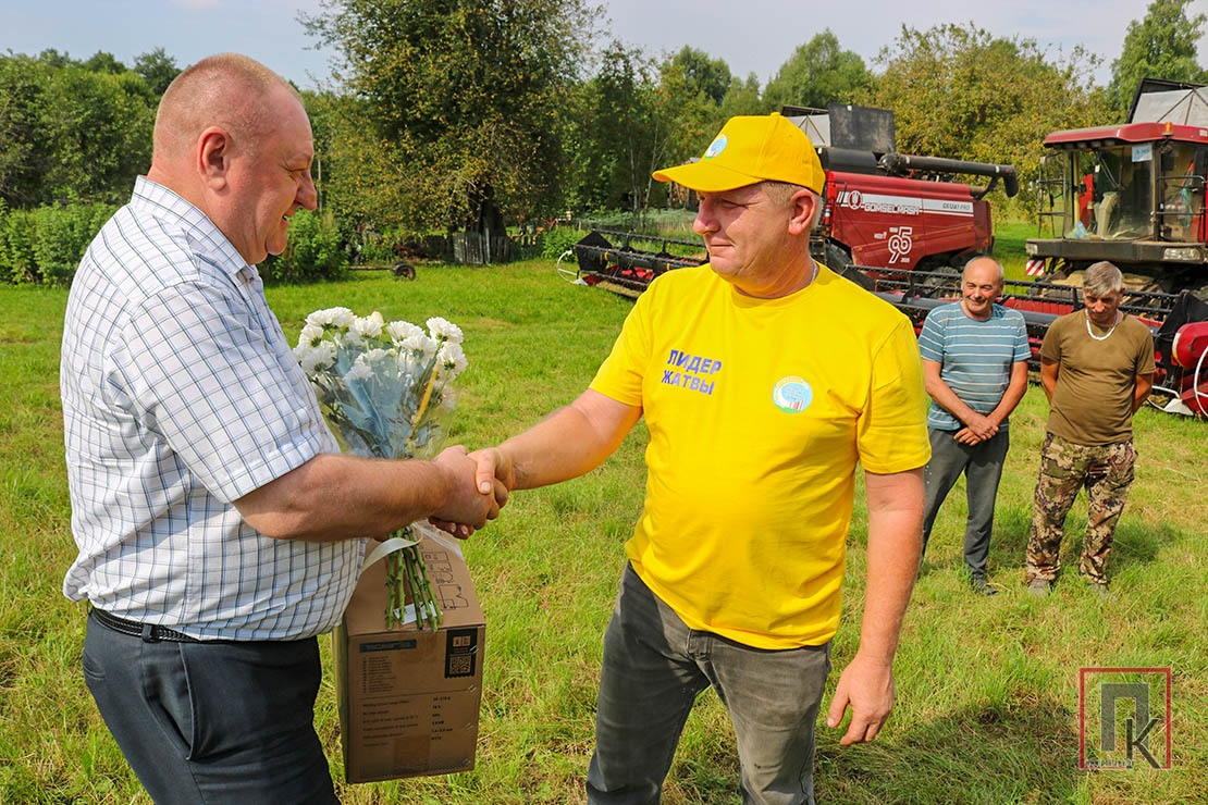 Першым тысячнікам сярод камбайнераў стаў механізатар КБУП «Рассвет Пастаўскі» Сяргей Дварко