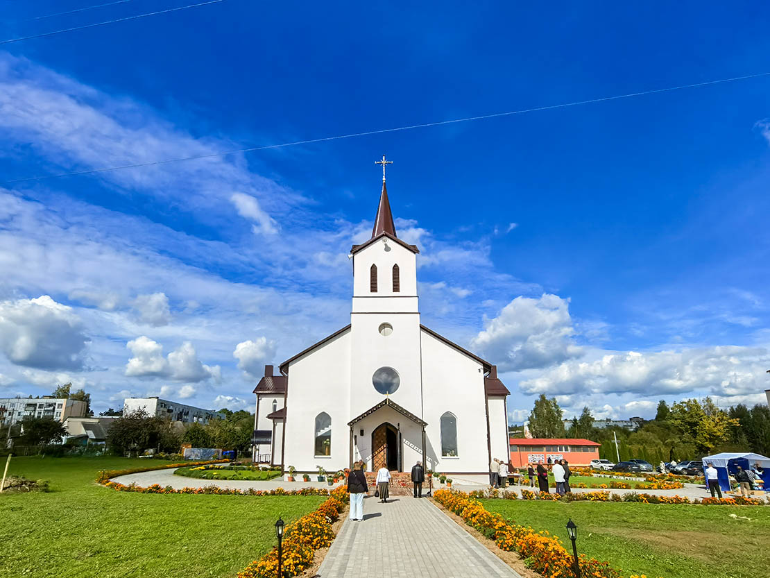13 верасня адбылося ўрачыстае пасвячэнне новага касцёла і алтара парафіі Езуса Міласэрнага